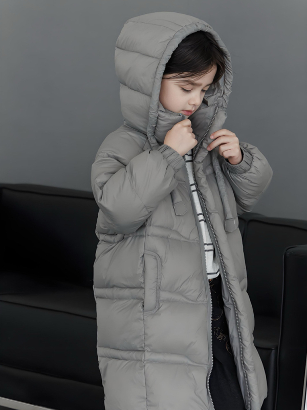 Bērnu pūka jaka, unisex, ar kapuci, ziemas biezāka; 50–55% balta pīļu pūka; ārējais neilons, oderes poliesters; piemērots 8+ gadu vecuma bērniem