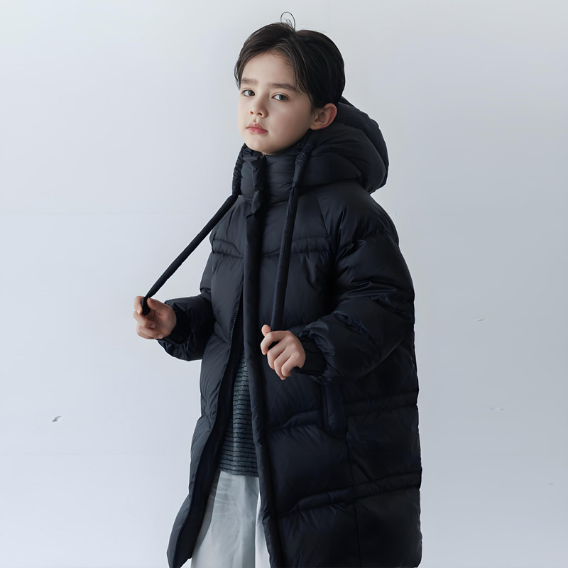 Bērnu pūka jaka, unisex, ar kapuci, ziemas biezāka; 50–55% balta pīļu pūka; ārējais neilons, oderes poliesters; piemērots 8+ gadu vecuma bērniem