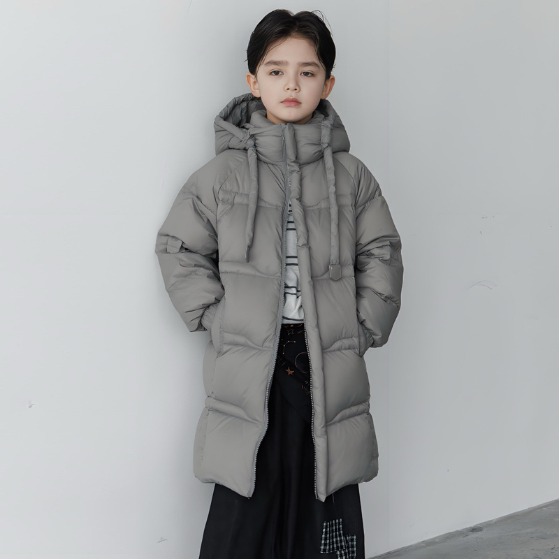 Bērnu pūka jaka, unisex, ar kapuci, ziemas biezāka; 50–55% balta pīļu pūka; ārējais neilons, oderes poliesters; piemērots 8+ gadu vecuma bērniem