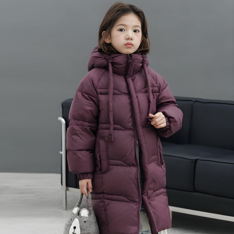 Bērnu pūka jaka, unisex, ar kapuci, ziemas biezāka; 50–55% balta pīļu pūka; ārējais neilons, oderes poliesters; piemērots 8+ gadu vecuma bērniem