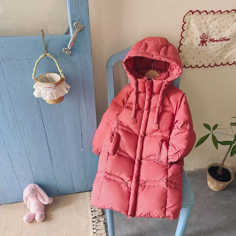 Bērnu pūka jaka, unisex, ar kapuci, ziemas biezāka; 50–55% balta pīļu pūka; ārējais neilons, oderes poliesters; piemērots 8+ gadu vecuma bērniem