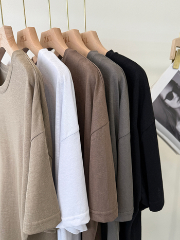 Majica kratkih rukava od pamuka i poliestera (50-70% pamuk, 30-50% poliester); okrugli izrez; kratki rukavi; širok kroj