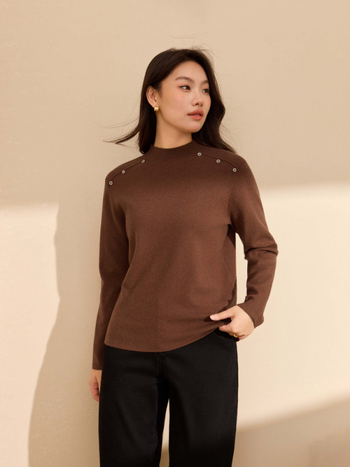 Sieviešu adīta blūze ar kapuci un pusaugšu kaklu, slaids siluets, garas piedurknes, no viskozes šķiedras