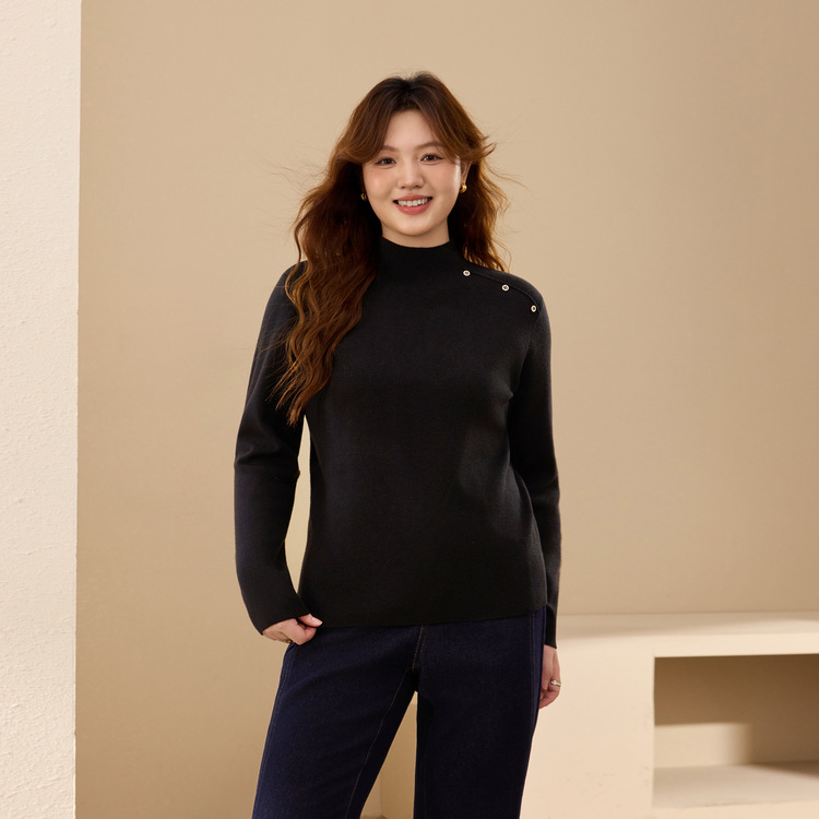 Sieviešu adīta blūze ar kapuci un pusaugšu kaklu, slaids siluets, garas piedurknes, no viskozes šķiedras