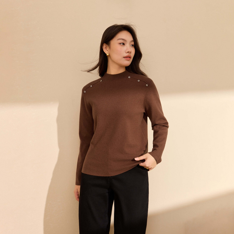 Sieviešu adīta blūze ar kapuci un pusaugšu kaklu, slaids siluets, garas piedurknes, no viskozes šķiedras