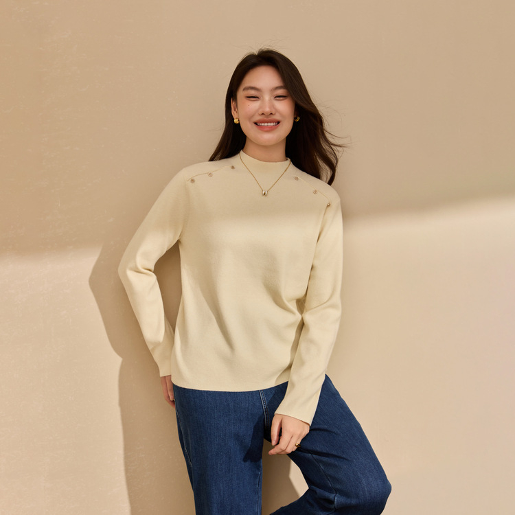 Sieviešu adīta blūze ar kapuci un pusaugšu kaklu, slaids siluets, garas piedurknes, no viskozes šķiedras