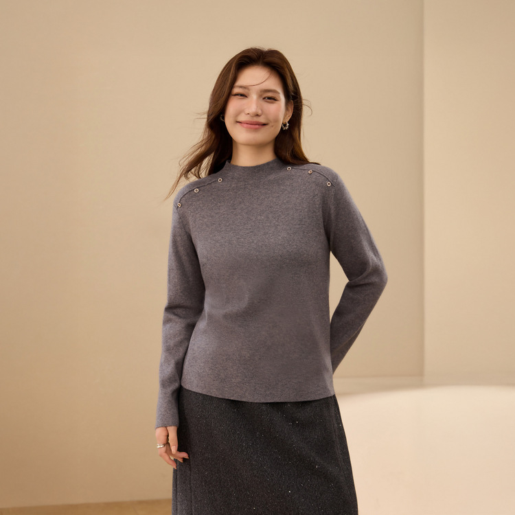 Sieviešu adīta blūze ar kapuci un pusaugšu kaklu, slaids siluets, garas piedurknes, no viskozes šķiedras