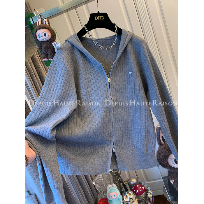 Adīts apģērbs ar kapuci, brīvu griezumu, garās piedurknes, spandeksa materiāls, rudens 2025