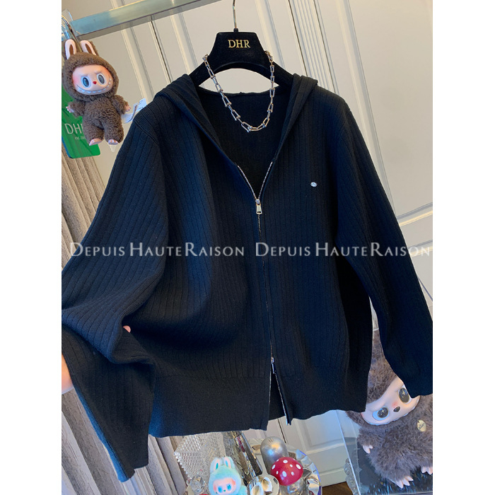 Adīts apģērbs ar kapuci, brīvu griezumu, garās piedurknes, spandeksa materiāls, rudens 2025