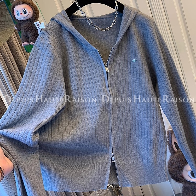 Adīts apģērbs ar kapuci, brīvu griezumu, garās piedurknes, spandeksa materiāls, rudens 2025