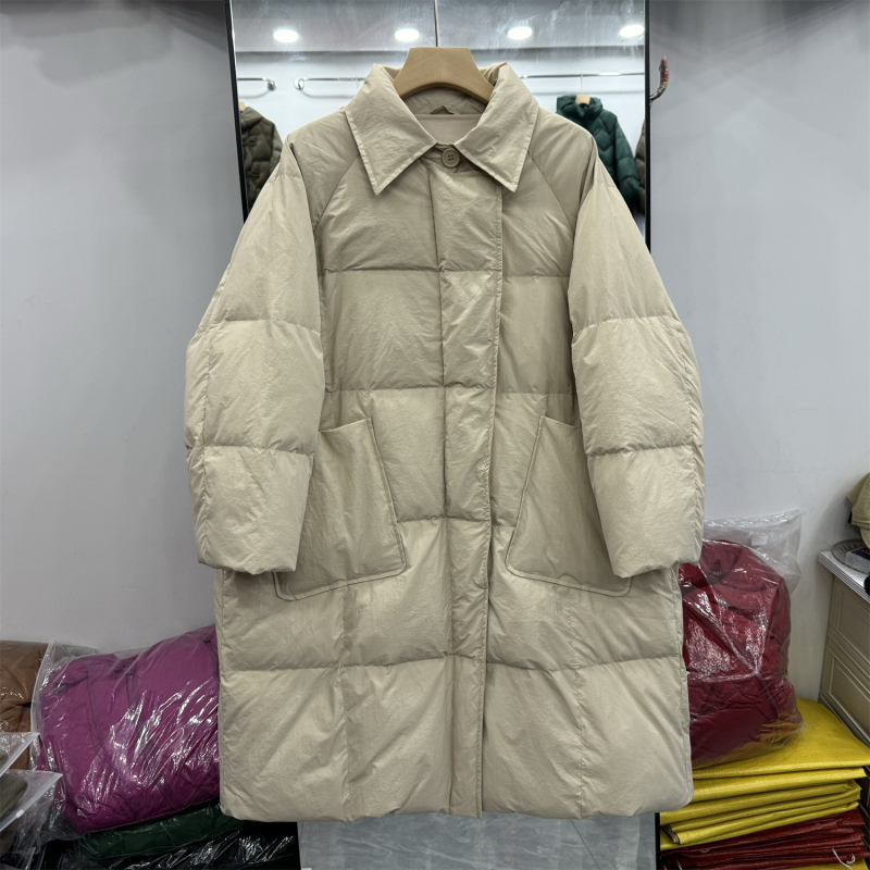 Női téli pehelydzseki poliészter fő anyaggal, pehelytartalom 50%, töltet 301–350 g, középméretű hossz (65–80 cm)