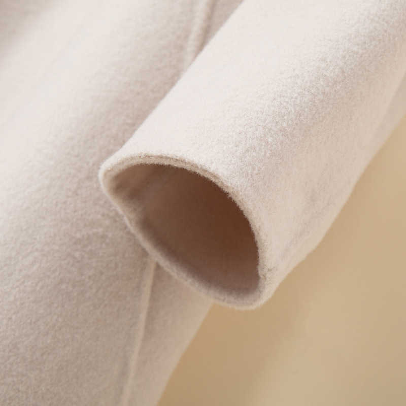 Γυναικείο παλτό από μαλλί με γιακά κούκλας, στενή γραμμή, μεσαίου μήκους, μακριά μανίκια, μονοκόμματο κούμπωμα