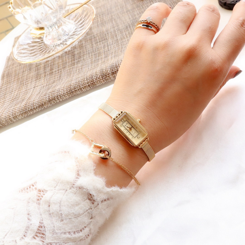 Дамски часовник с декоративни резби и ретро стил, квадратен корпус; движение: Imported quartz movement (Miyota), циферблат правоъгълен 14.5×26.5 мм, корпус метал, дневна водоустойчивост