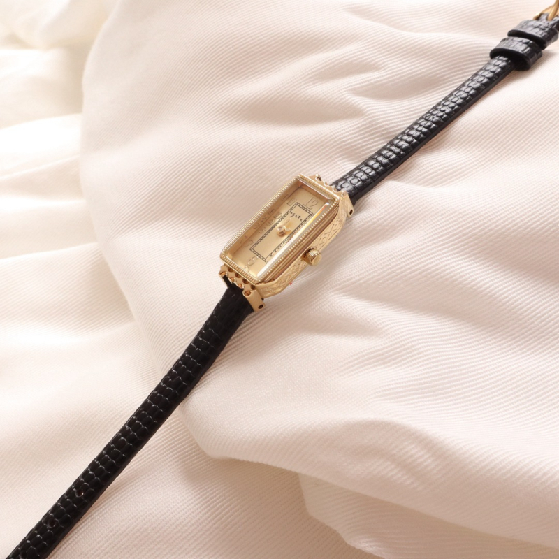 Дамски часовник с декоративни резби и ретро стил, квадратен корпус; движение: Imported quartz movement (Miyota), циферблат правоъгълен 14.5×26.5 мм, корпус метал, дневна водоустойчивост