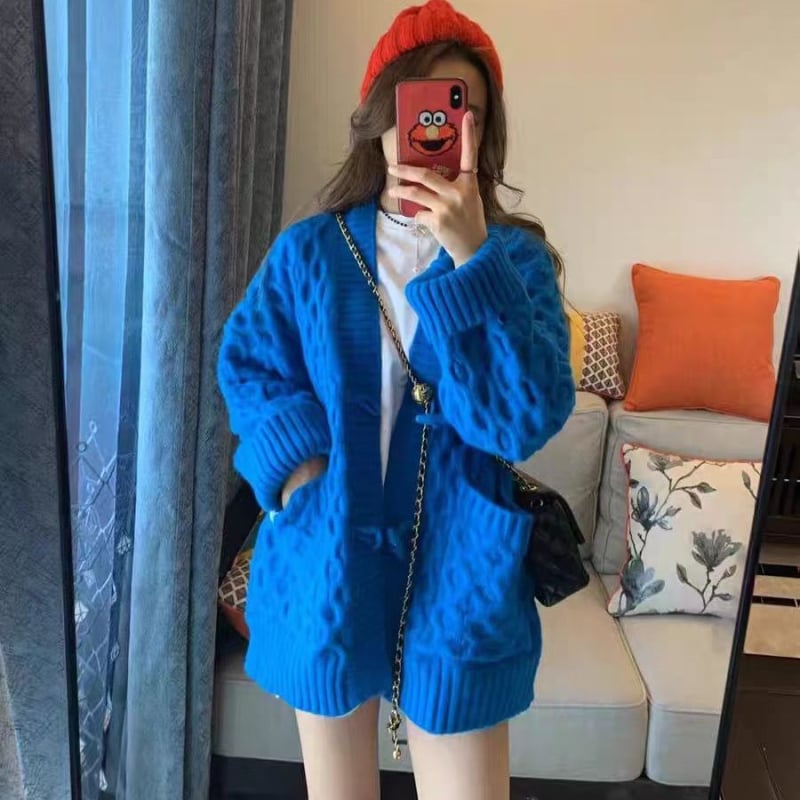 Megztinis kardiganas su ragų mygtukais, V kaklo iškirptė, laisvo kirpimo vidutinio ilgio siluetas, chenille audinys su spandeksu