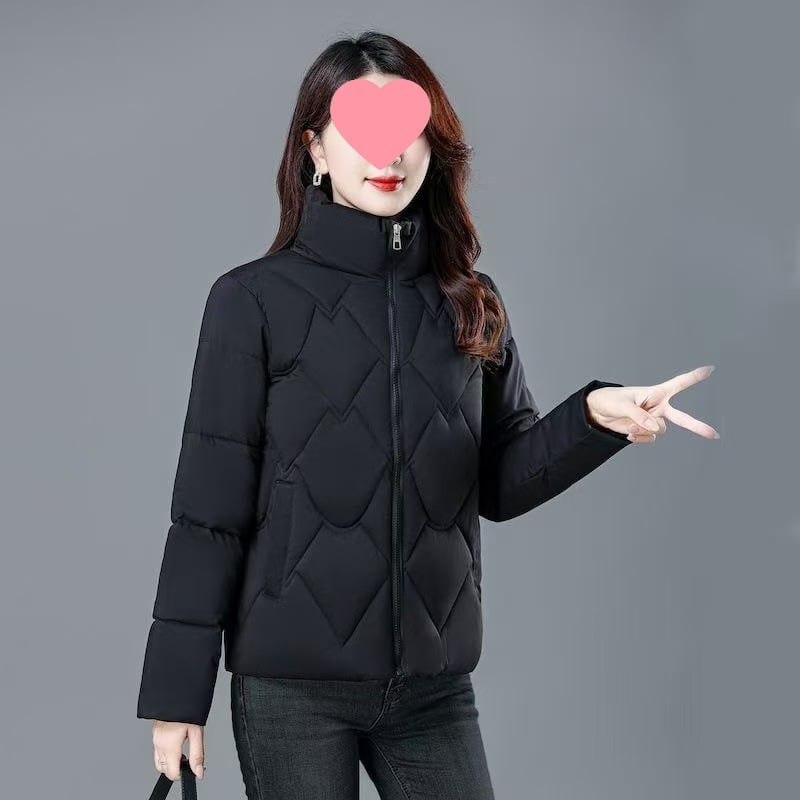 Moteriška medvilninė pūkų striukė – korėjietiško stiliaus, ilgomis rankovėmis, stovinti apykaklė, užsegimas vienu mygtuku, vidutinio storio, vientisas modelis