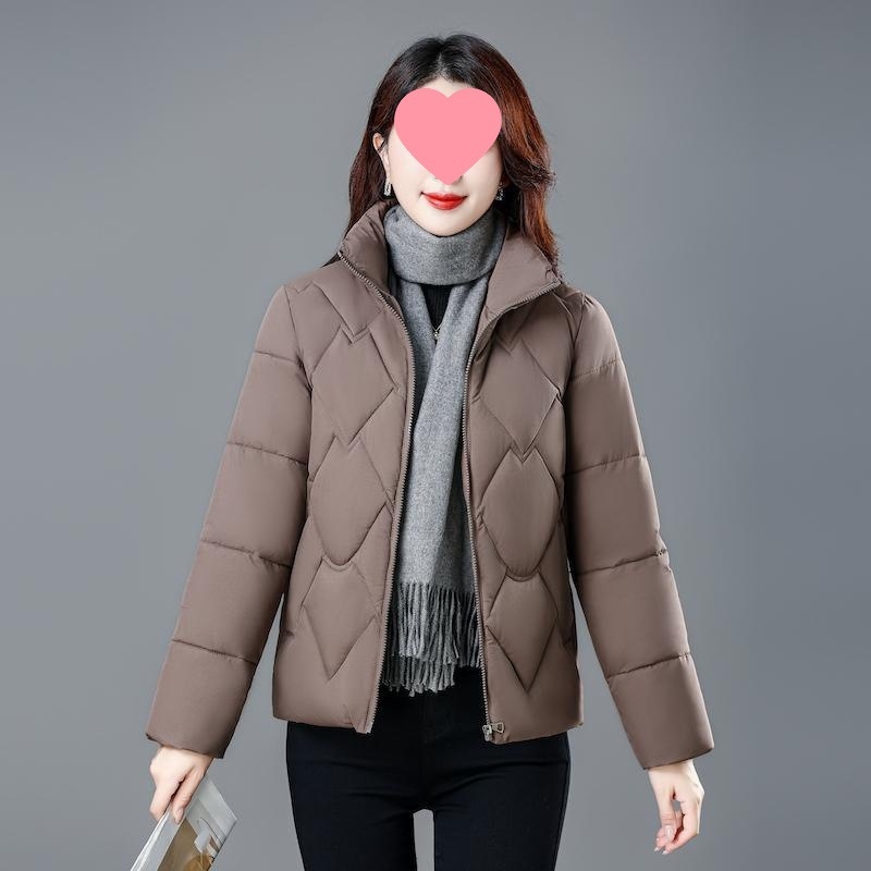 Moteriška medvilninė pūkų striukė – korėjietiško stiliaus, ilgomis rankovėmis, stovinti apykaklė, užsegimas vienu mygtuku, vidutinio storio, vientisas modelis