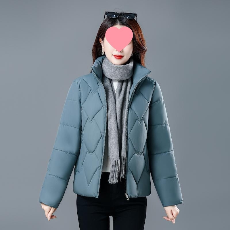 Moteriška medvilninė pūkų striukė – korėjietiško stiliaus, ilgomis rankovėmis, stovinti apykaklė, užsegimas vienu mygtuku, vidutinio storio, vientisas modelis