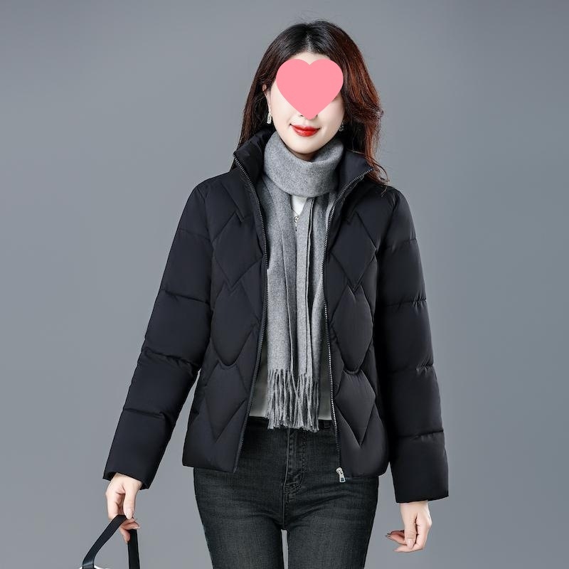 Moteriška medvilninė pūkų striukė – korėjietiško stiliaus, ilgomis rankovėmis, stovinti apykaklė, užsegimas vienu mygtuku, vidutinio storio, vientisas modelis