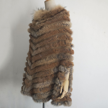 Kailinė pelerinė su triušio plaukų apykakle, be rankovių, apvalus kaklo iškirpimas, vidutinio ilgio, audinys: akrilas-poliesteris