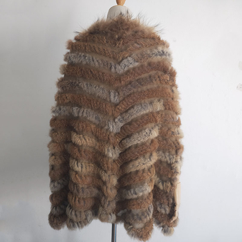 Kailinė pelerinė su triušio plaukų apykakle, be rankovių, apvalus kaklo iškirpimas, vidutinio ilgio, audinys: akrilas-poliesteris