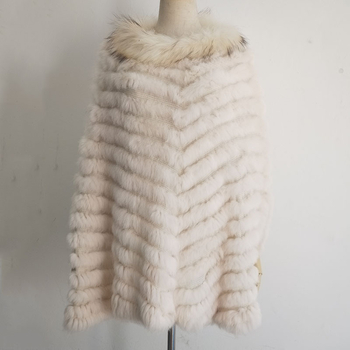 Kailinė pelerinė su triušio plaukų apykakle, be rankovių, apvalus kaklo iškirpimas, vidutinio ilgio, audinys: akrilas-poliesteris