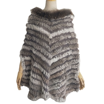 Kailinė pelerinė su triušio plaukų apykakle, be rankovių, apvalus kaklo iškirpimas, vidutinio ilgio, audinys: akrilas-poliesteris