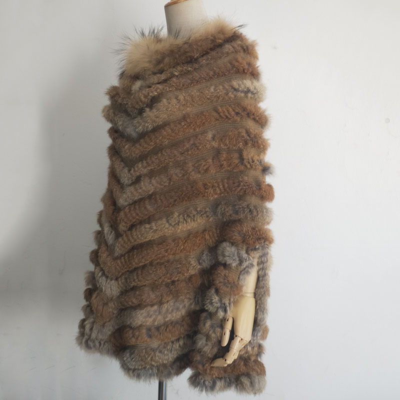 Kailinė pelerinė su triušio plaukų apykakle, be rankovių, apvalus kaklo iškirpimas, vidutinio ilgio, audinys: akrilas-poliesteris