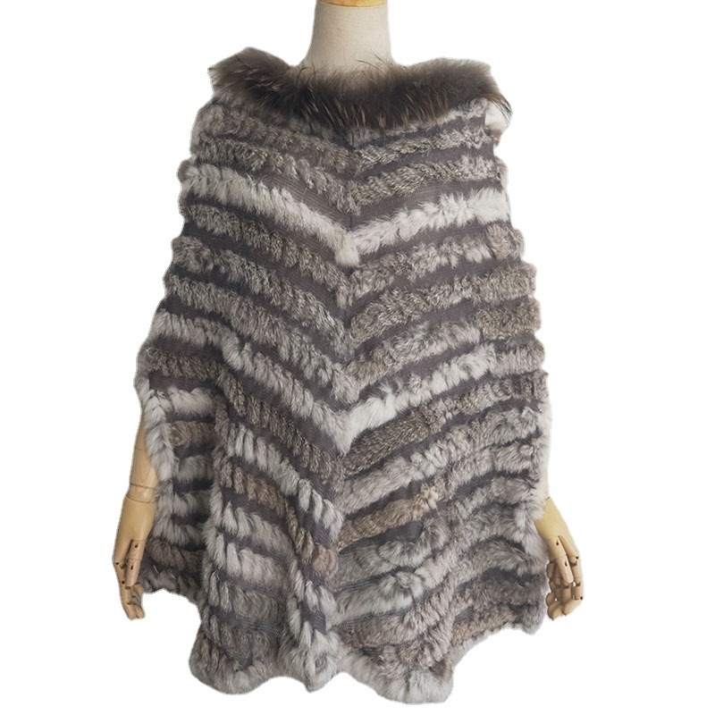 Kailinė pelerinė su triušio plaukų apykakle, be rankovių, apvalus kaklo iškirpimas, vidutinio ilgio, audinys: akrilas-poliesteris