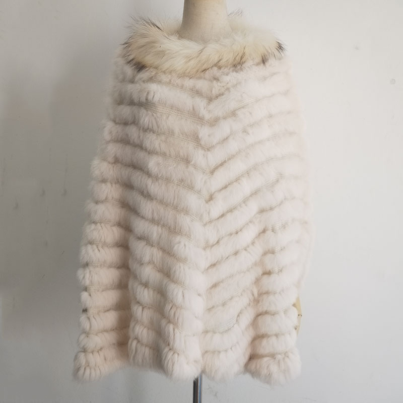 Kailinė pelerinė su triušio plaukų apykakle, be rankovių, apvalus kaklo iškirpimas, vidutinio ilgio, audinys: akrilas-poliesteris