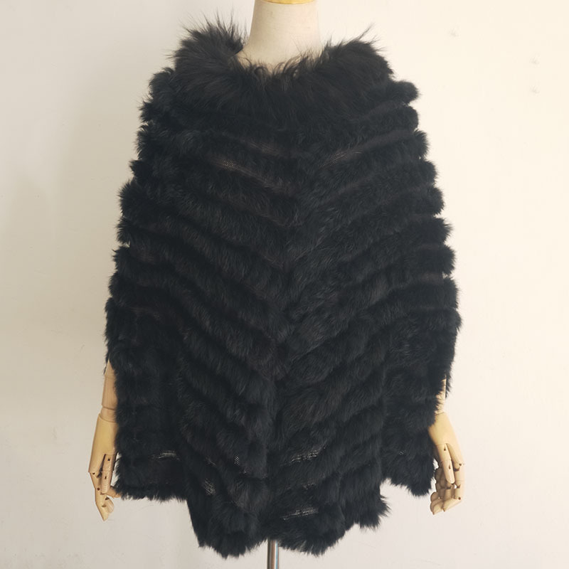 Kailinė pelerinė su triušio plaukų apykakle, be rankovių, apvalus kaklo iškirpimas, vidutinio ilgio, audinys: akrilas-poliesteris