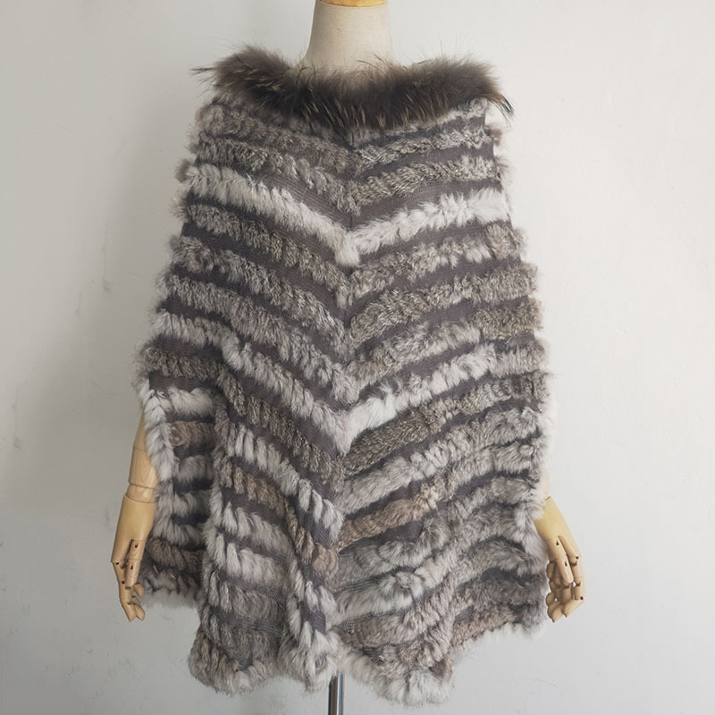 Kailinė pelerinė su triušio plaukų apykakle, be rankovių, apvalus kaklo iškirpimas, vidutinio ilgio, audinys: akrilas-poliesteris