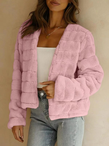 Moteriškas trumpas dirbtinio kailio švarkas, ilgomis rankovėmis, be apykaklės, priekinis užsegimas sagomis