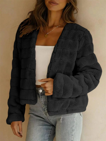 Moteriškas trumpas dirbtinio kailio švarkas, ilgomis rankovėmis, be apykaklės, priekinis užsegimas sagomis