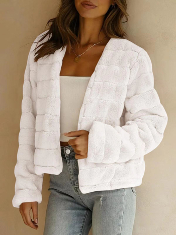 Moteriškas trumpas dirbtinio kailio švarkas, ilgomis rankovėmis, be apykaklės, priekinis užsegimas sagomis