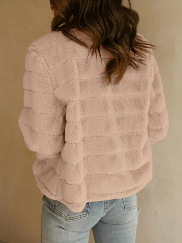 Moteriškas trumpas dirbtinio kailio švarkas, ilgomis rankovėmis, be apykaklės, priekinis užsegimas sagomis