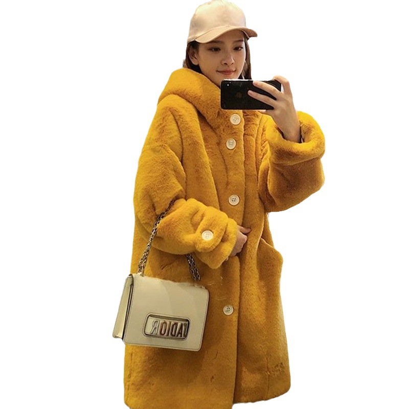 Moteriškas dirbtinio kailio paltas su gobtuvu, vidutinio ilgio (65-80 cm), ilgos rankovės