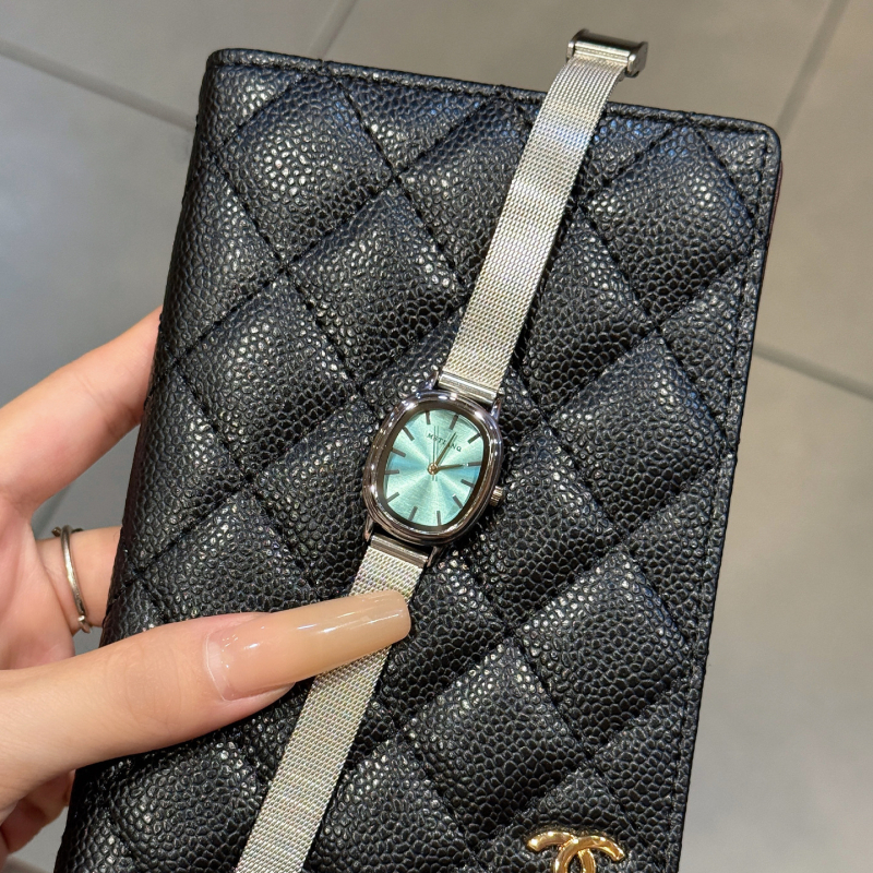 Дамски овален ретро часовник с кварцов механизъм, корпус от сплав, каишка от неръждаема стомана, водоустойчивост до 10 м