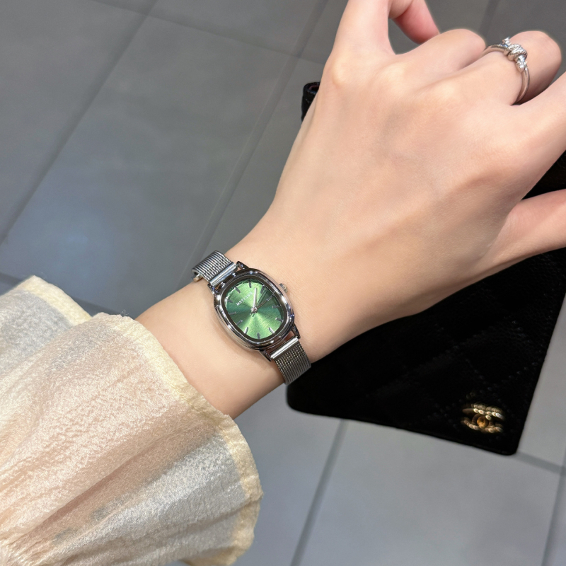 Дамски овален ретро часовник с кварцов механизъм, корпус от сплав, каишка от неръждаема стомана, водоустойчивост до 10 м