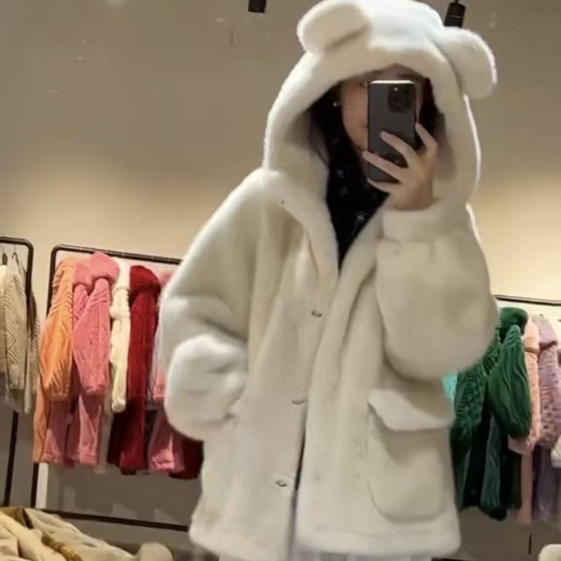 Kiškių kailio paltas, itin trumpas ilgis (≤40 cm), didelis atvartas, princesės rankovės, ruduo 2025