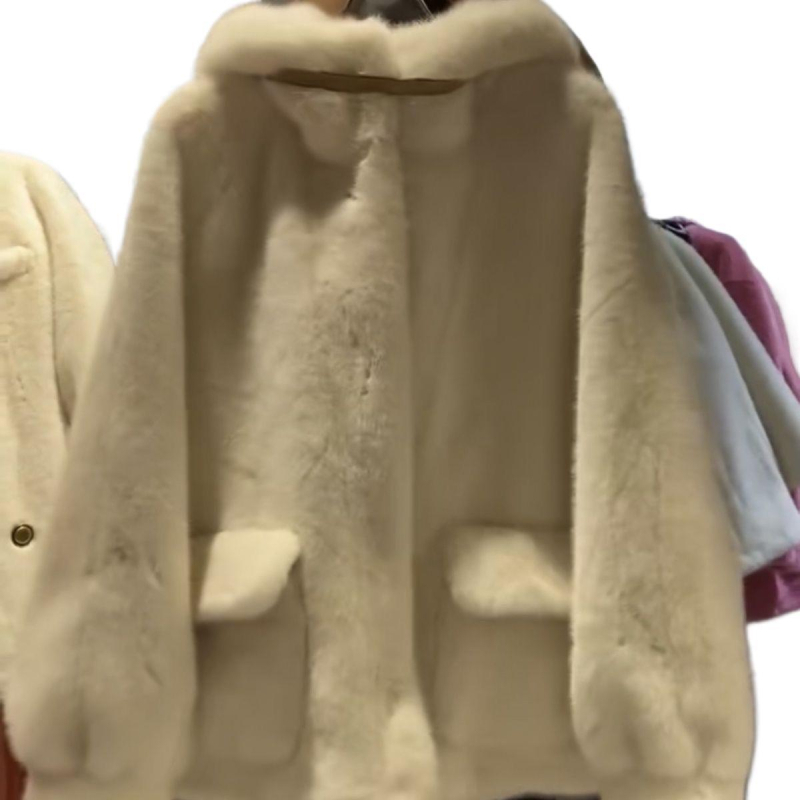 Kiškių kailio paltas, itin trumpas ilgis (≤40 cm), didelis atvartas, princesės rankovės, ruduo 2025