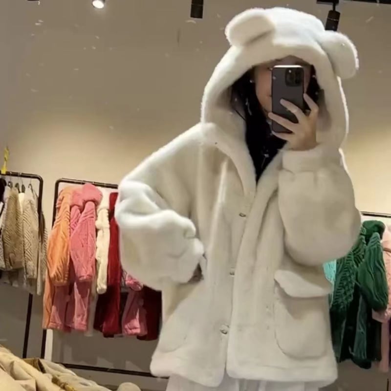 Kiškių kailio paltas, itin trumpas ilgis (≤40 cm), didelis atvartas, princesės rankovės, ruduo 2025