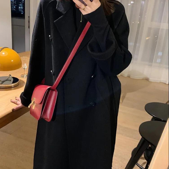 Moterų vilninis paltas, Hepburn stilius, laisvas kirpimas, vidutinio ilgio — Audinys: vilna; Pagrindinis audinys: spandeks 50–70%, poliesteris 30–50%; Stilius: japonų-koreietiškas laisvas stilius; Užsegimas: dvigubų eilių užsegimas; Ilgis: vidutinio ilgio 