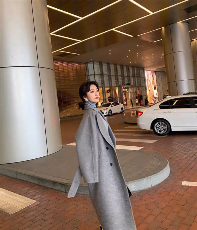 Moterų vilninis paltas, Hepburn stilius, laisvas kirpimas, vidutinio ilgio — Audinys: vilna; Pagrindinis audinys: spandeks 50–70%, poliesteris 30–50%; Stilius: japonų-koreietiškas laisvas stilius; Užsegimas: dvigubų eilių užsegimas; Ilgis: vidutinio ilgio 