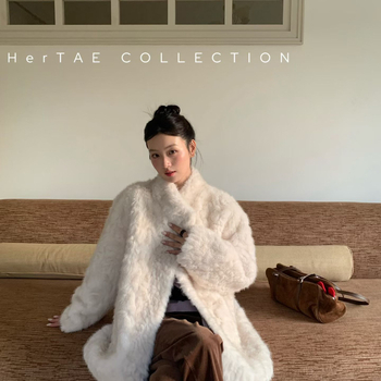 Laisvai kirpimo vidutinio ilgio paltas su kailine apykakle, nuleisti pečiai, 95% poliesteris