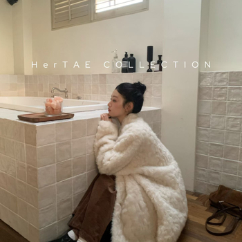 Laisvai kirpimo vidutinio ilgio paltas su kailine apykakle, nuleisti pečiai, 95% poliesteris