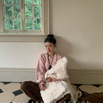 Laisvai kirpimo vidutinio ilgio paltas su kailine apykakle, nuleisti pečiai, 95% poliesteris