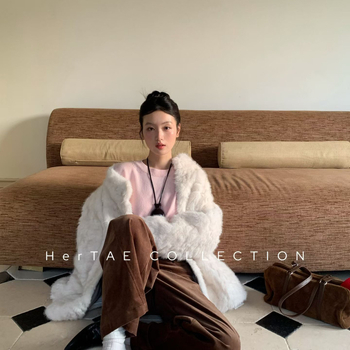 Laisvai kirpimo vidutinio ilgio paltas su kailine apykakle, nuleisti pečiai, 95% poliesteris