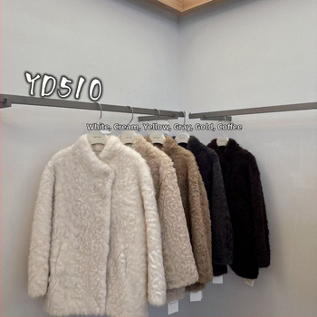 Laisvai kirpimo vidutinio ilgio paltas su kailine apykakle, nuleisti pečiai, 95% poliesteris