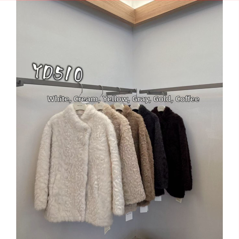 Laisvai kirpimo vidutinio ilgio paltas su kailine apykakle, nuleisti pečiai, 95% poliesteris